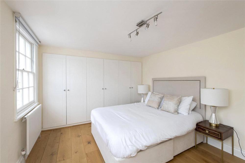 4 Bedroom Townhouse Seconds Away From Harrods London