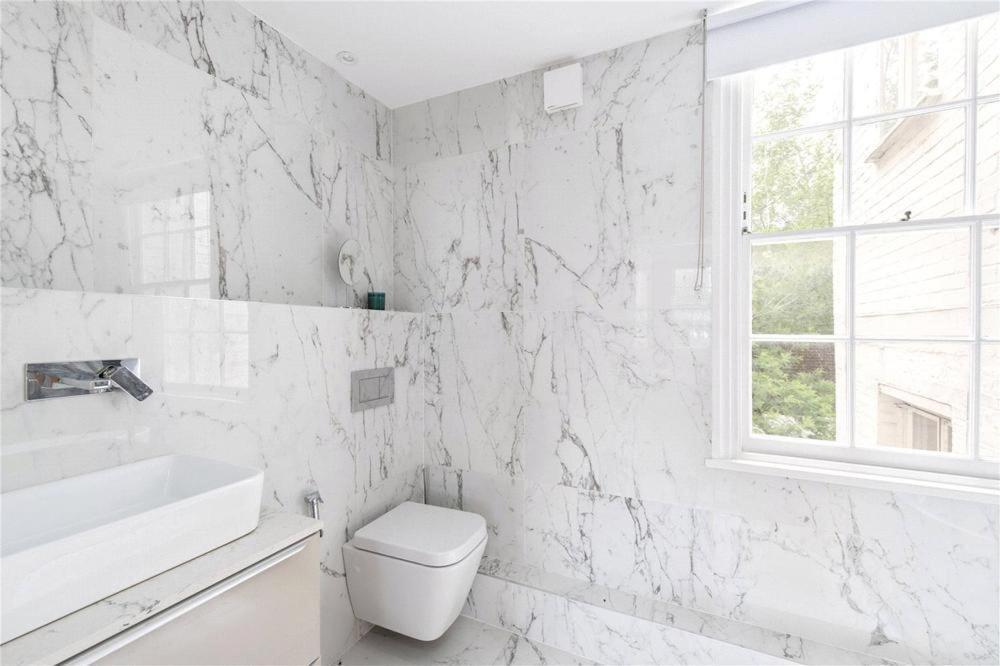 Apartment 4 Bedroom Townhouse Seconds Away From Harrods *