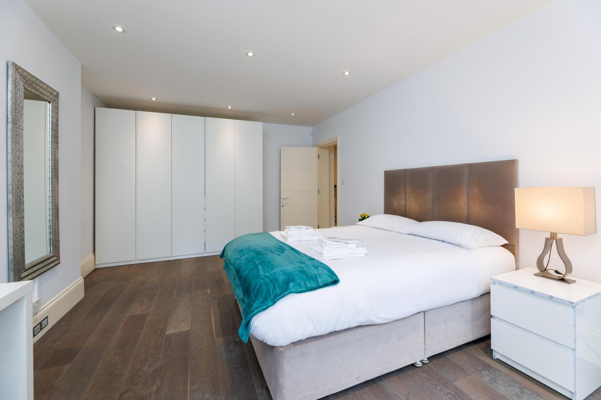 Apartment Spacious 2-bed Flat / 10 Mins From The Centre *