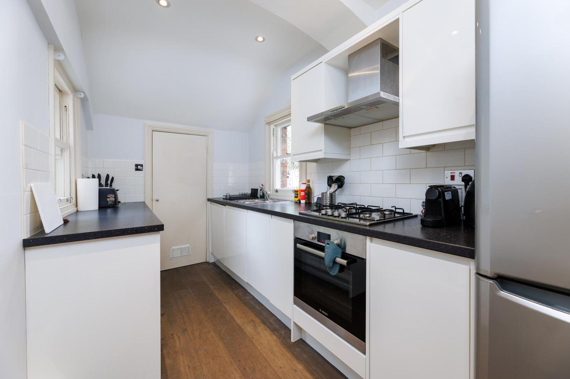 Spacious 2-bed Flat / 10 Mins From The Centre