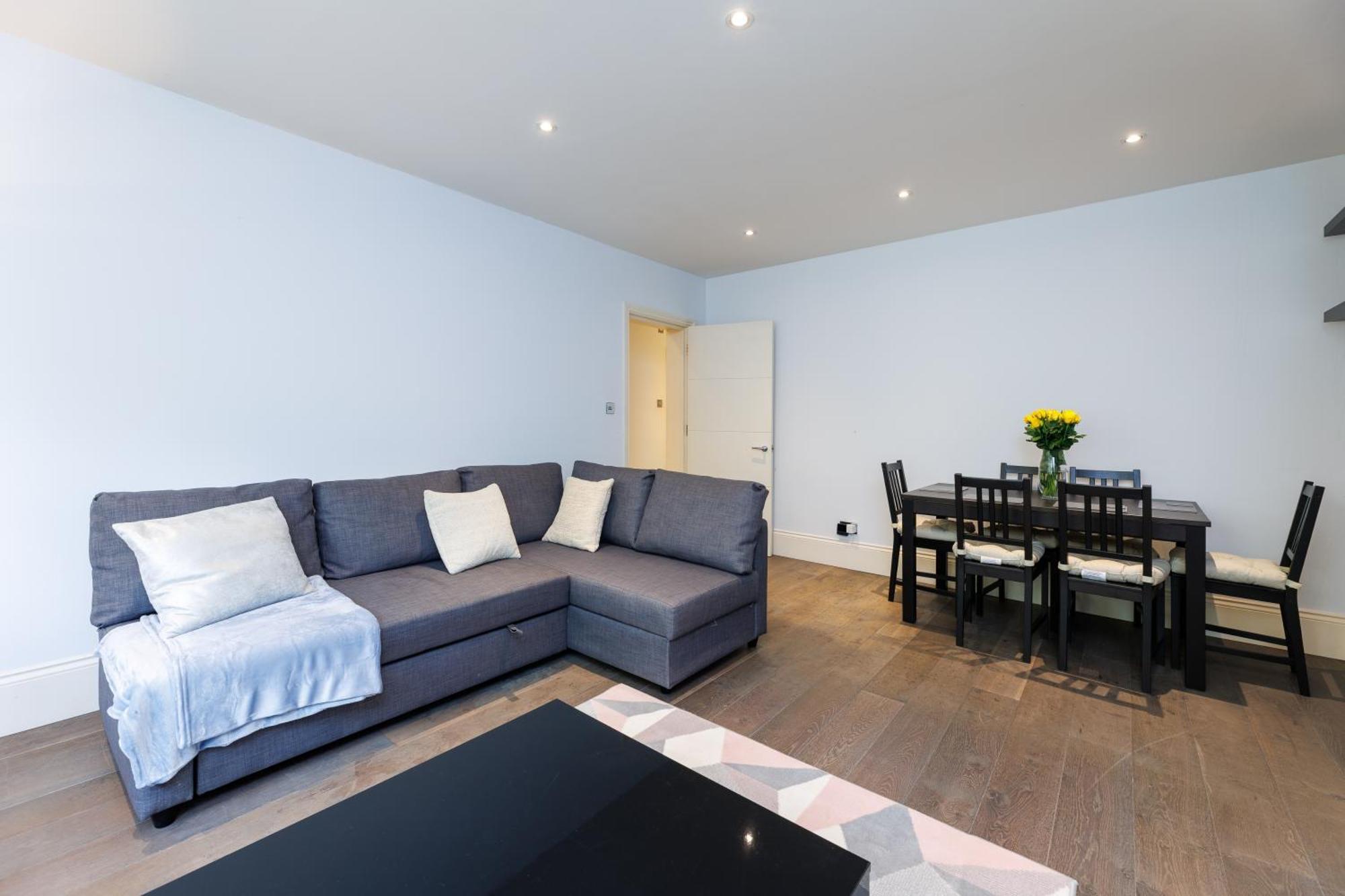 Apartment Spacious 2-bed Flat / 10 Mins From The Centre *