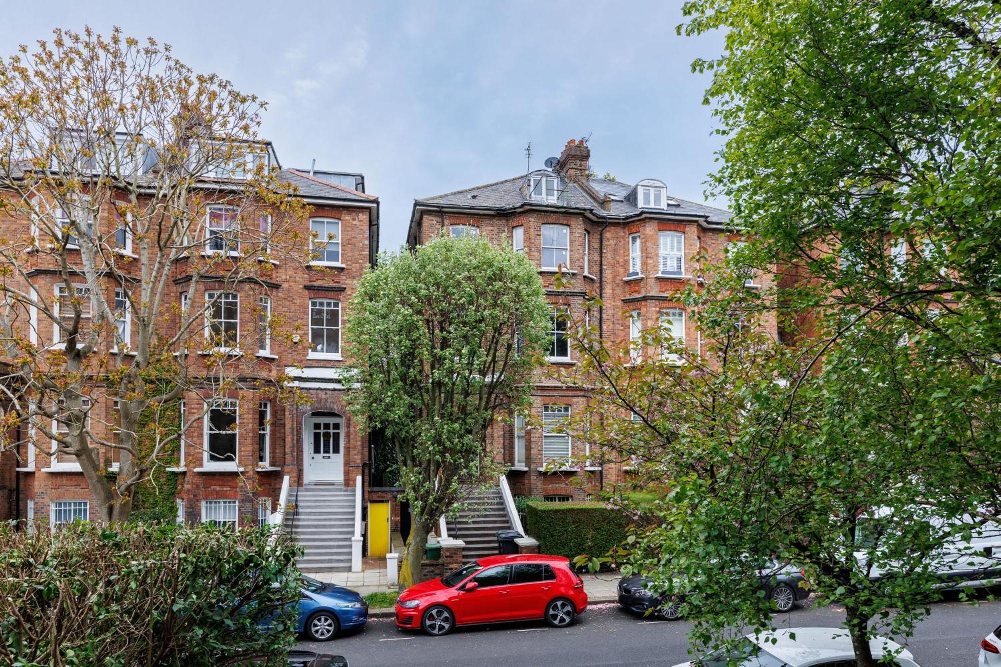 Spacious 2-bed Flat / 10 Mins From The Centre