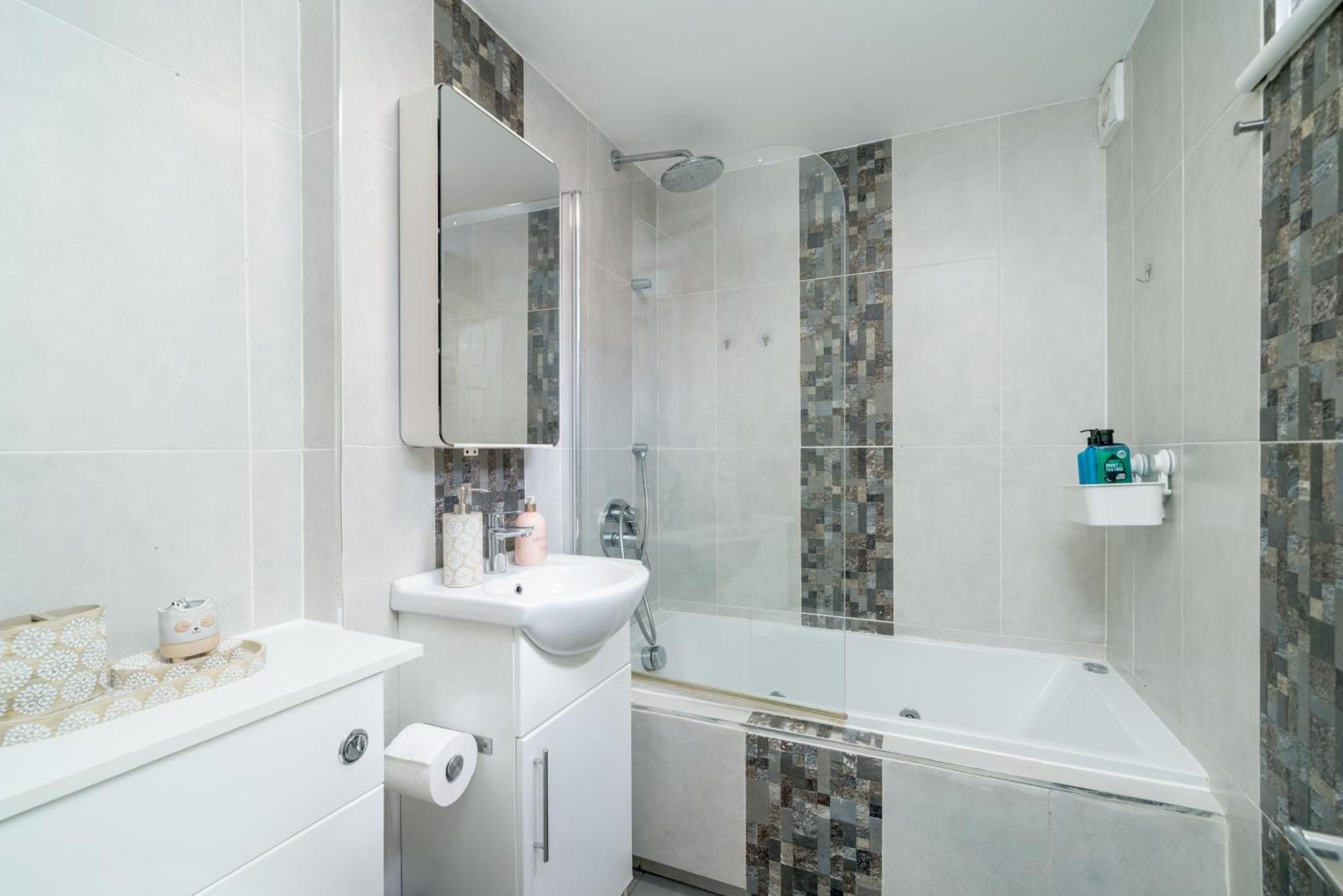 Beautiful & Serene Flat In The Heart Of