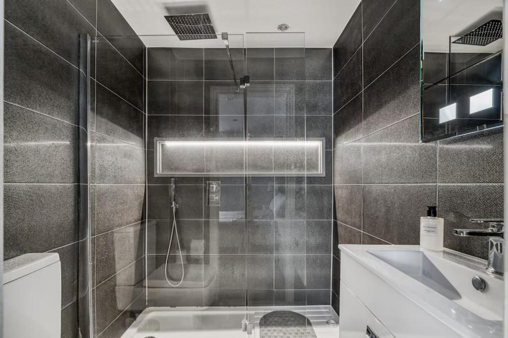 Modern 2 Bed 2 Bath Chelsea London