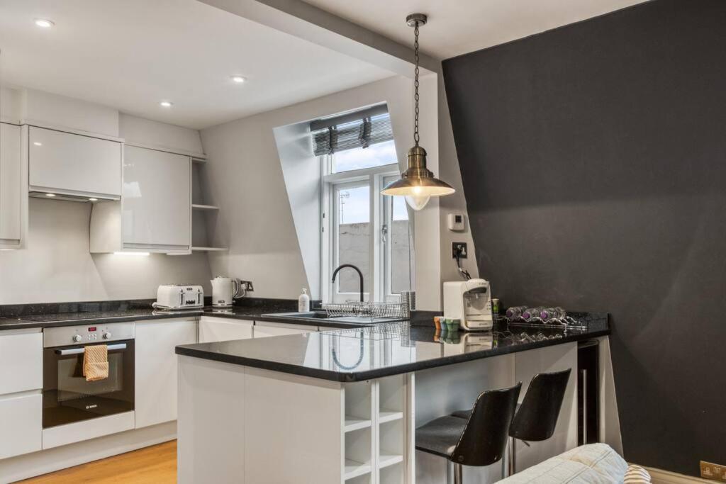 Modern 2 Bed 2 Bath Chelsea London