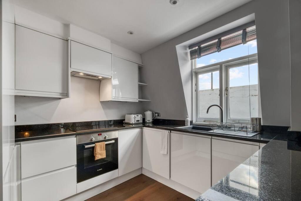 Modern 2 Bed 2 Bath Chelsea London