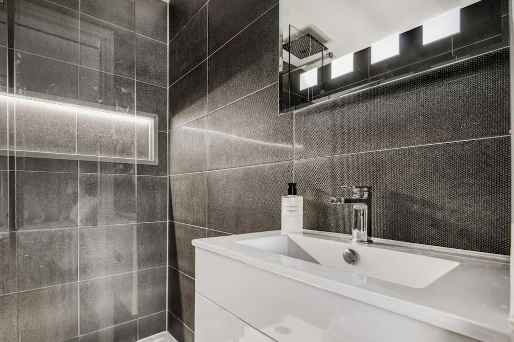 Modern 2 Bed 2 Bath Chelsea