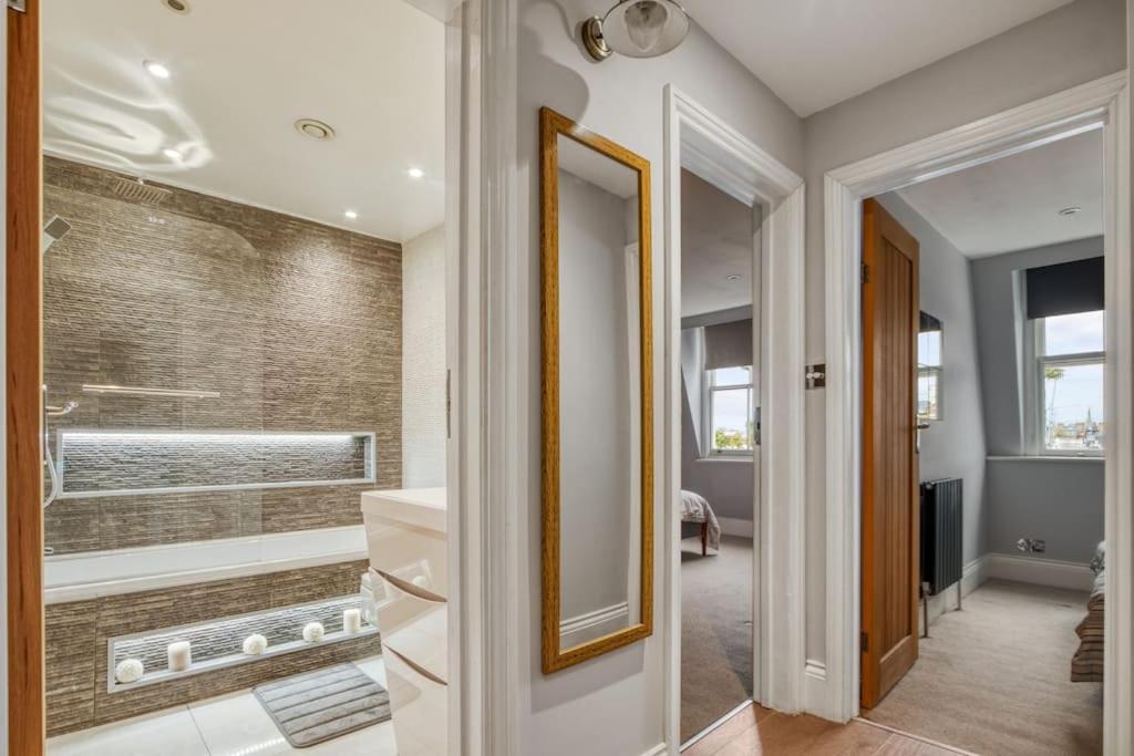 Modern 2 Bed 2 Bath Chelsea