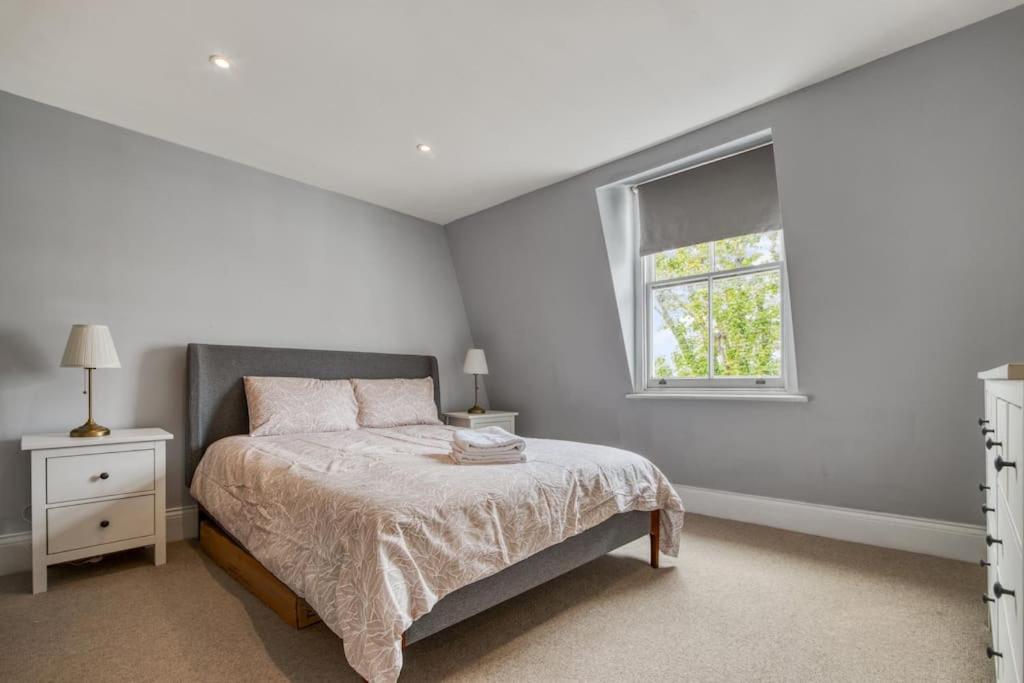 Modern 2 Bed 2 Bath Chelsea London