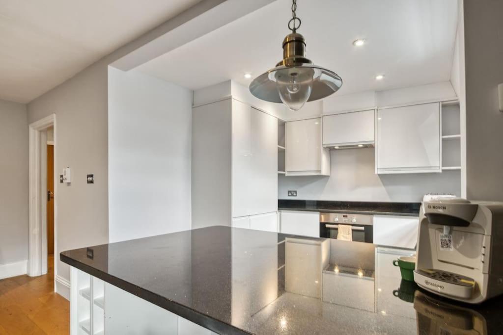Modern 2 Bed 2 Bath Chelsea