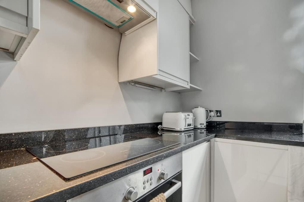 Modern 2 Bed 2 Bath Chelsea London