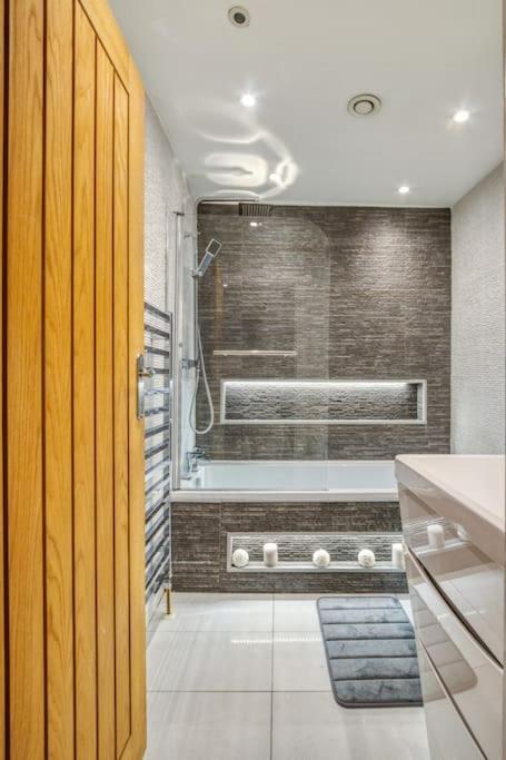 Modern 2 Bed 2 Bath Chelsea London