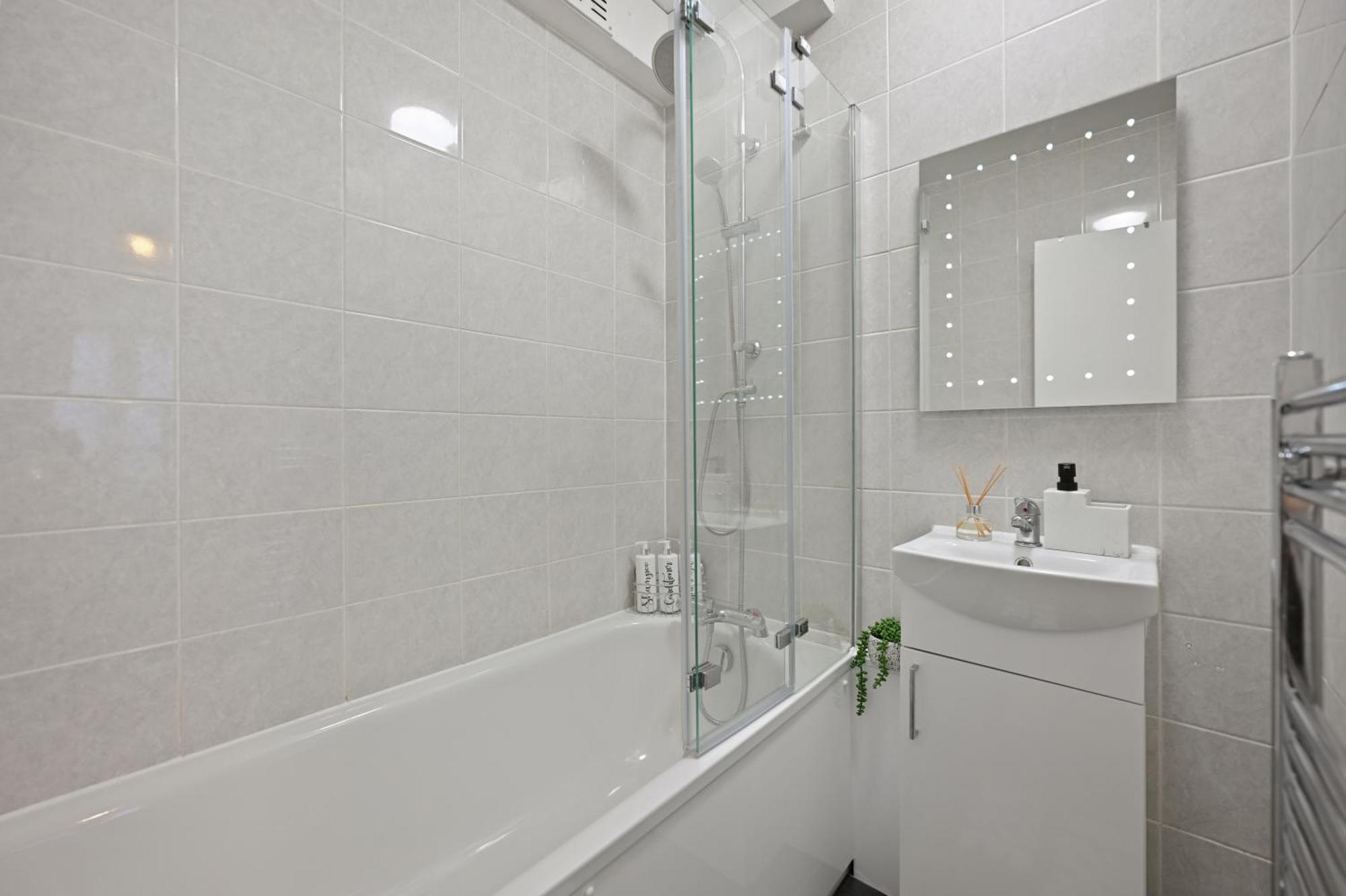 Apartment Chic 2-bed Flat With Workspace, Balcony, Parking *