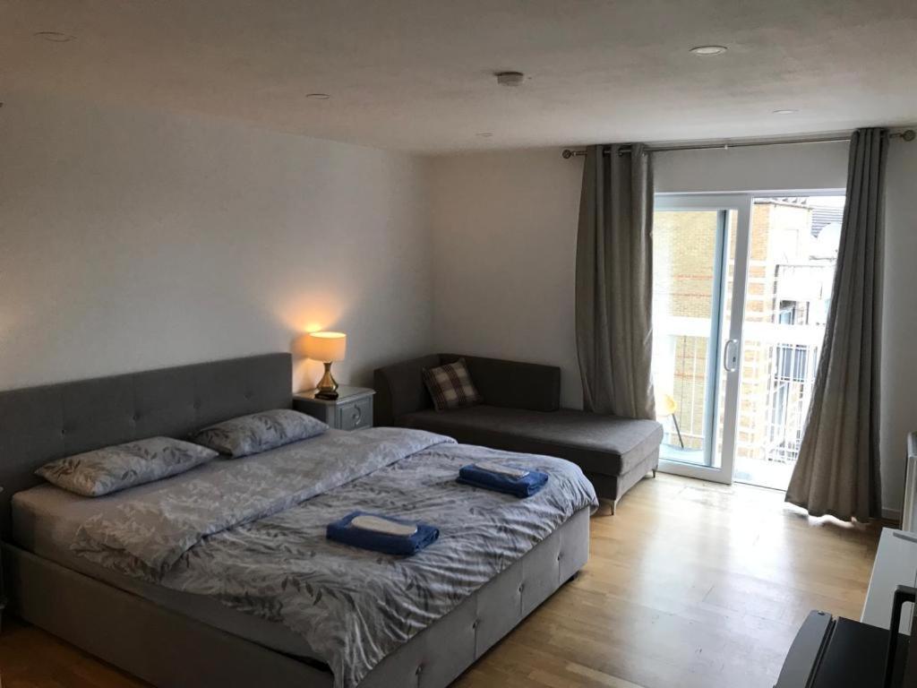 En-suite With A Superking Size Bed And Balcony Londen