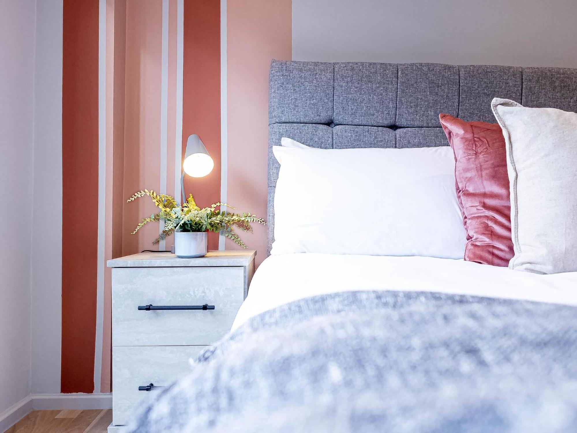 Luxurious Hackney Near Train Station
