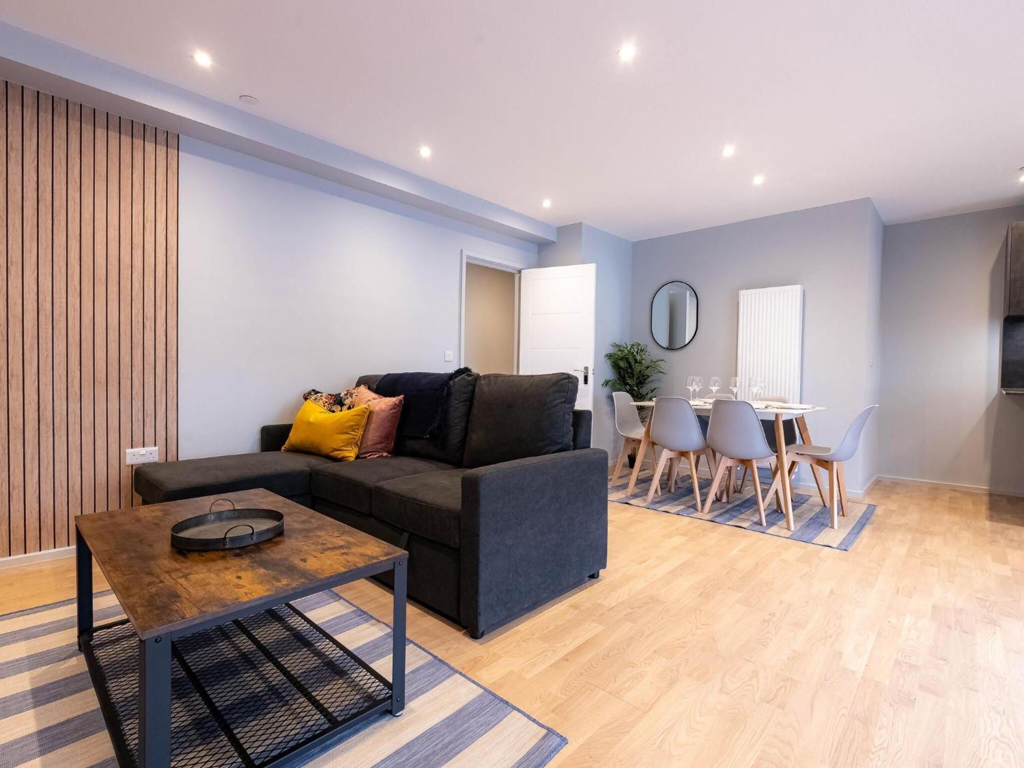 Luxurious Hackney Near Train Station