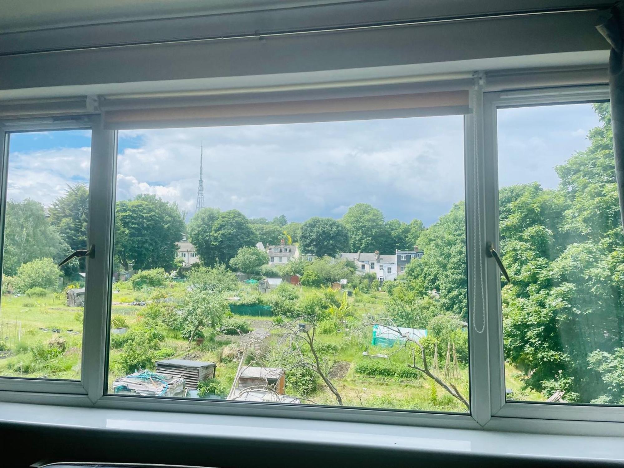 Modern And Chic With Beautiful Landscape Views Homestay London