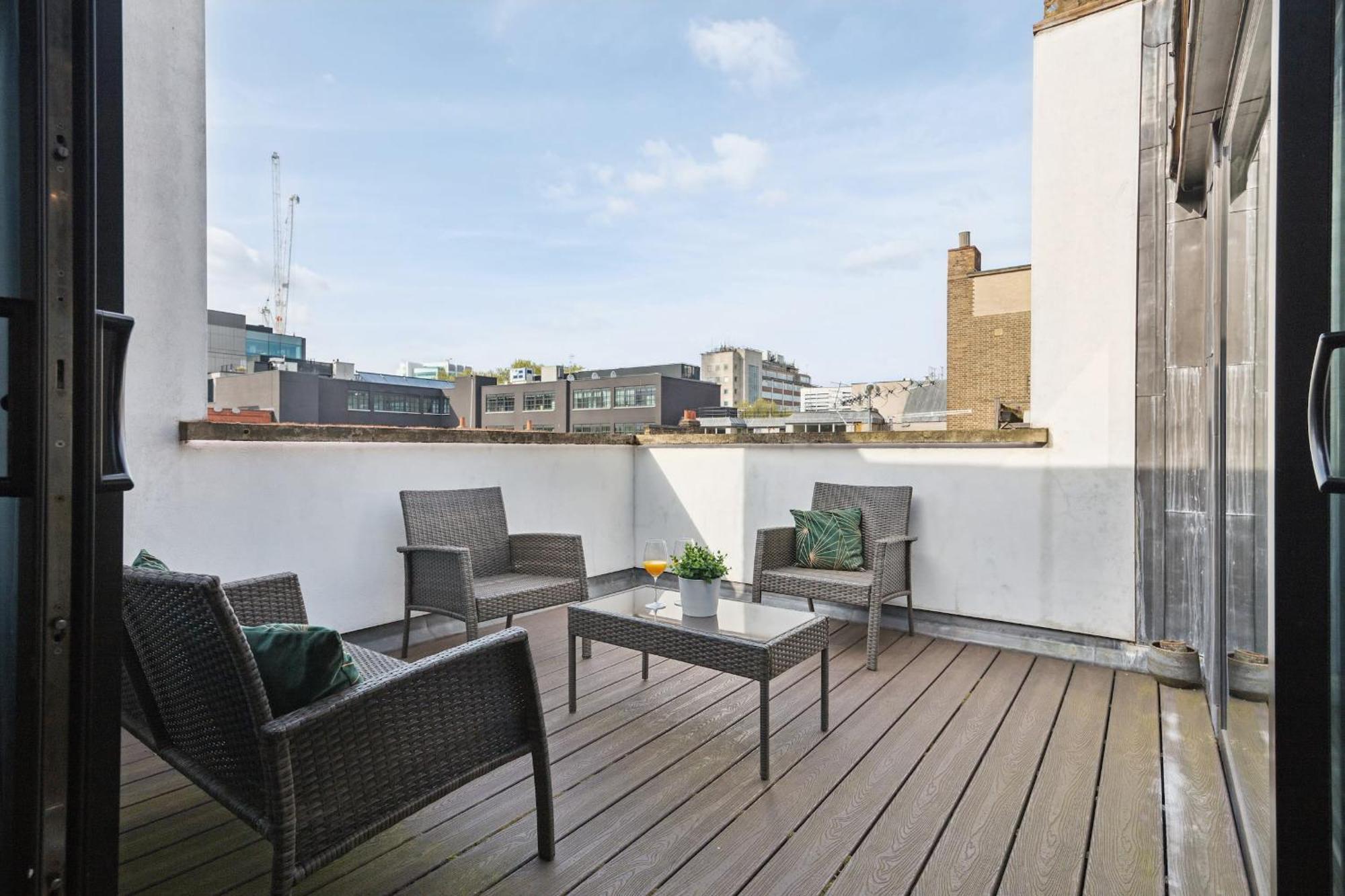 3br Penthouse With Terrace - Cityapartmentstay
