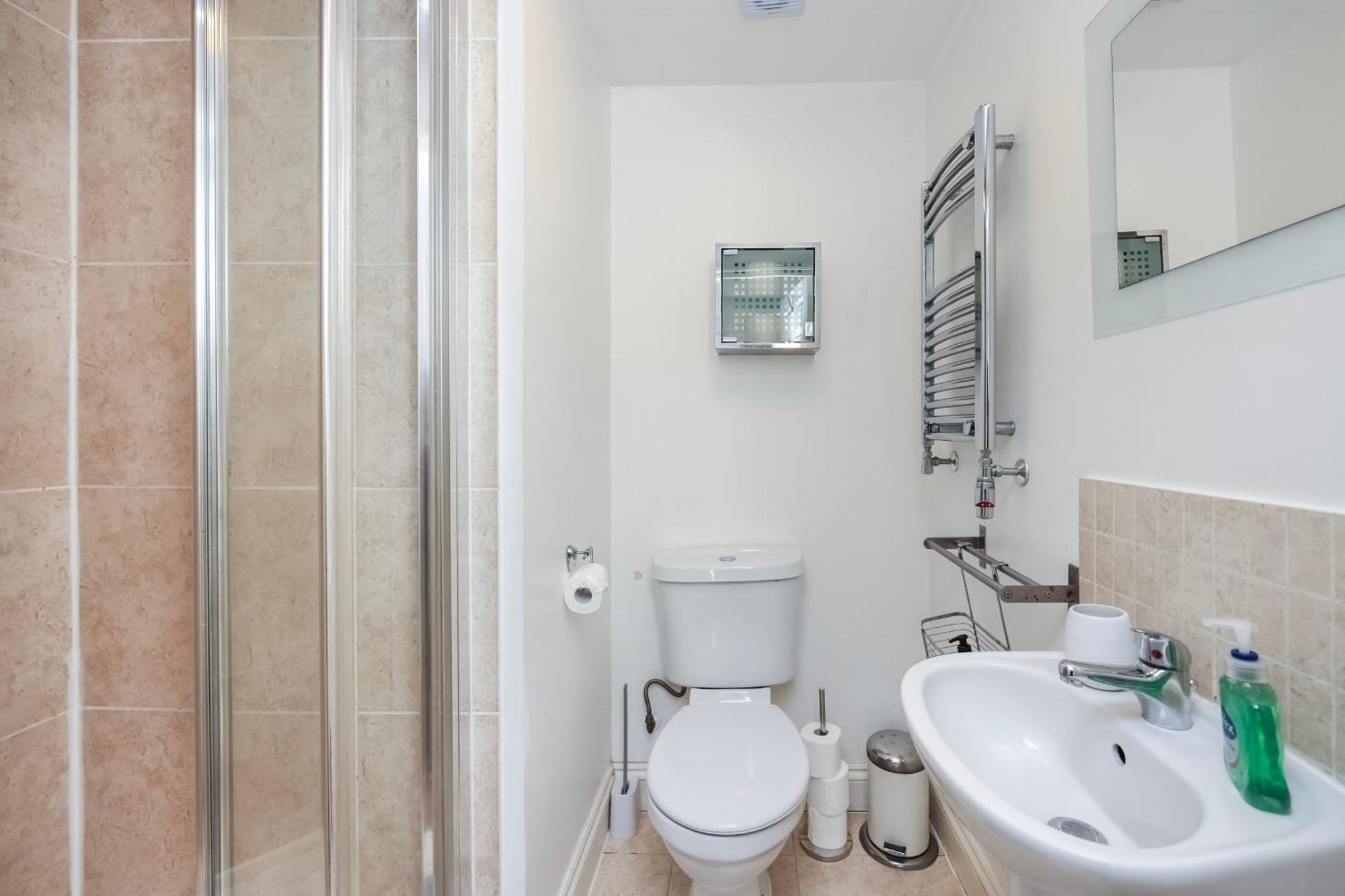 Apartment Vibrant Clapham Double Bedroom *