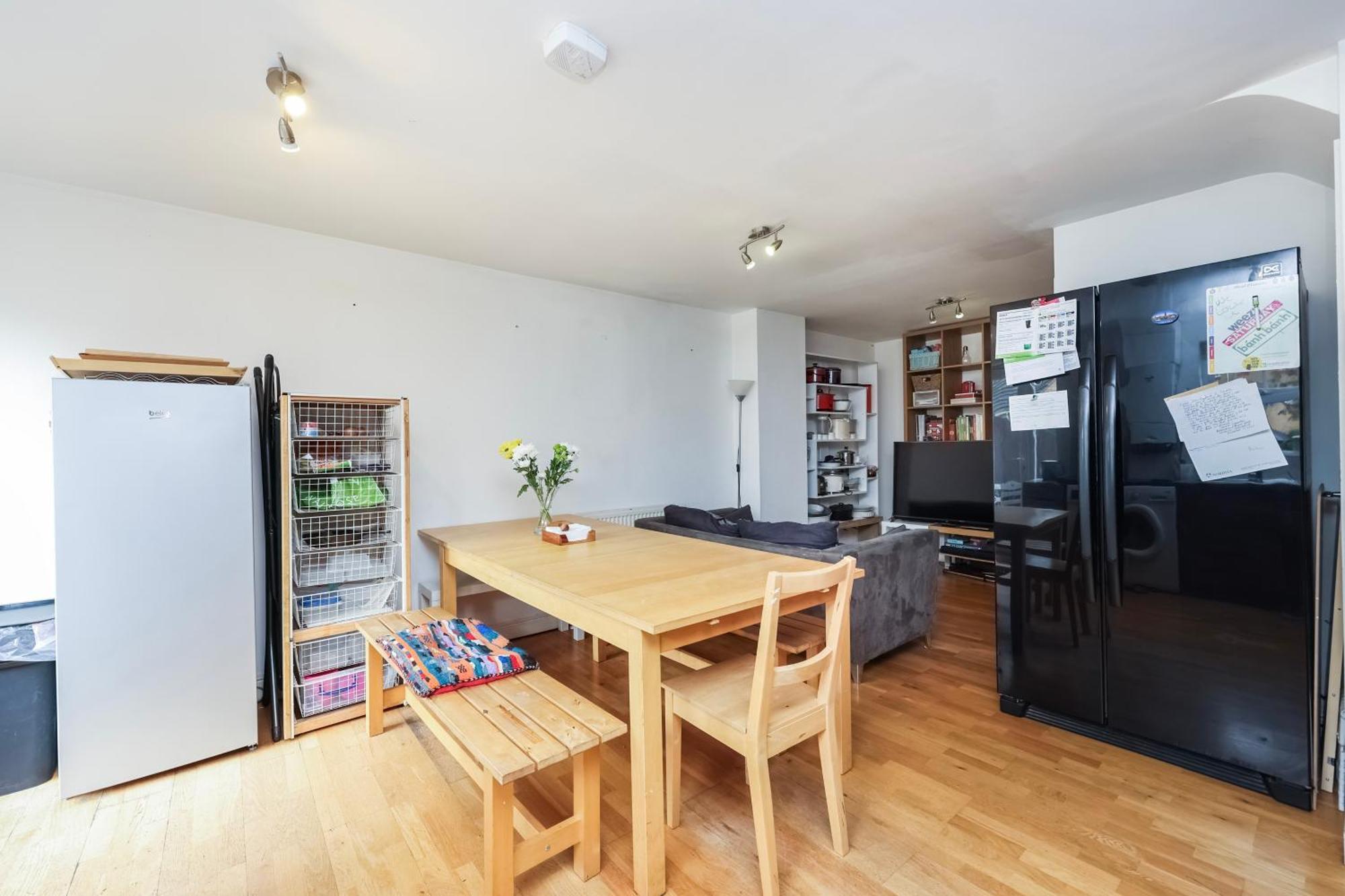 Vibrant Clapham Double Bedroom Apartment London