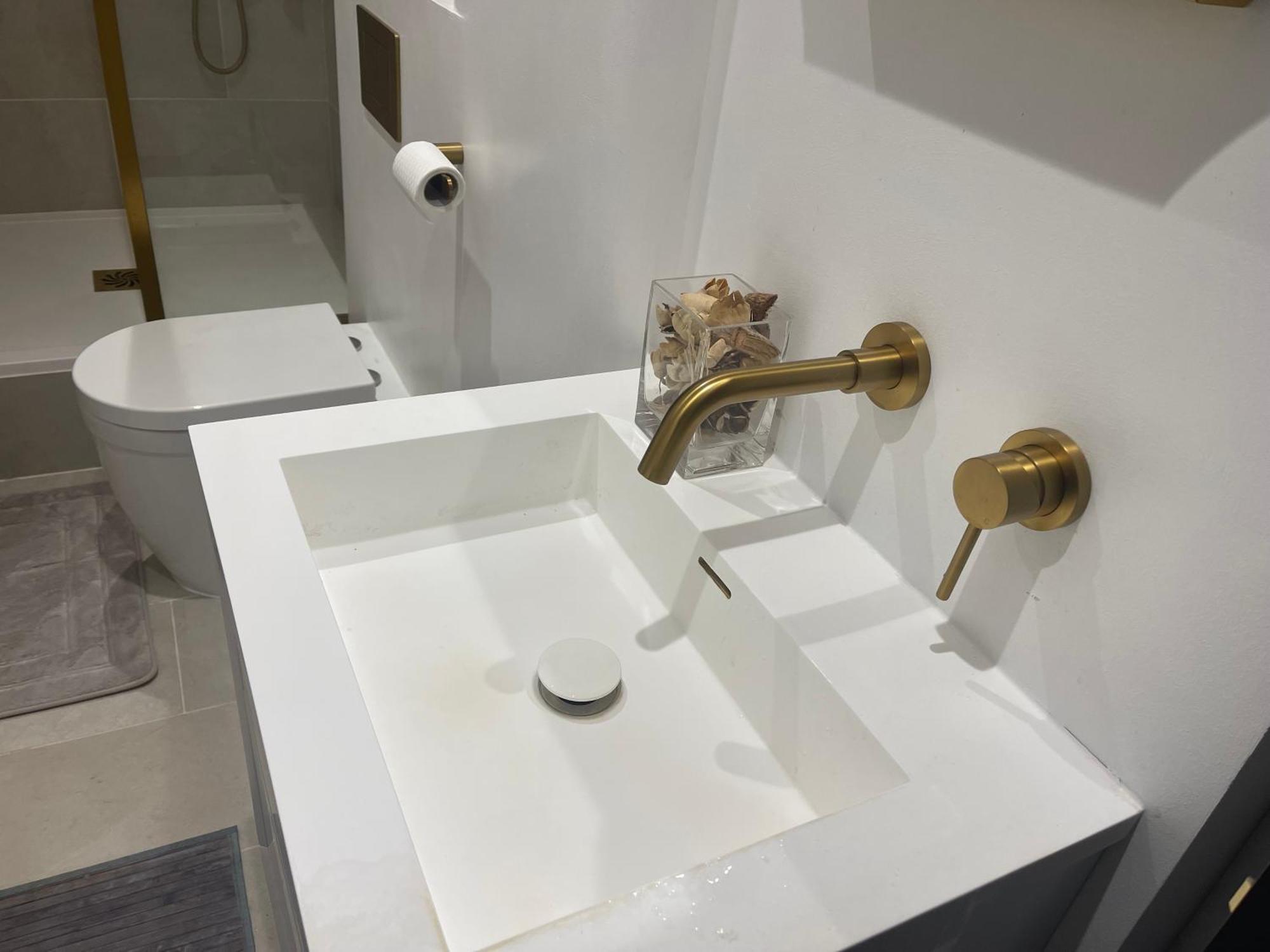 Immaculate 2-bed In * London