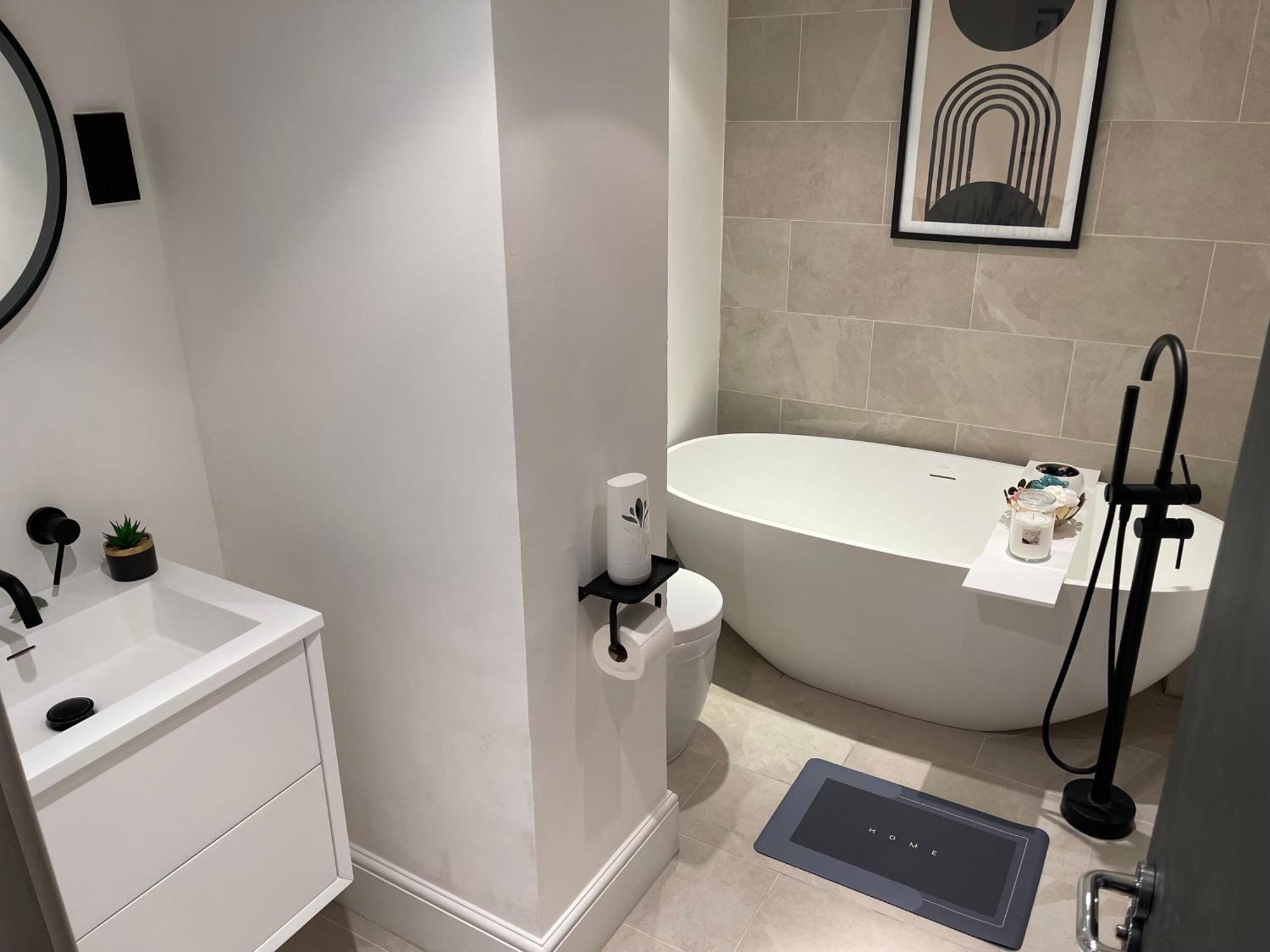 Immaculate 2-bed In * London