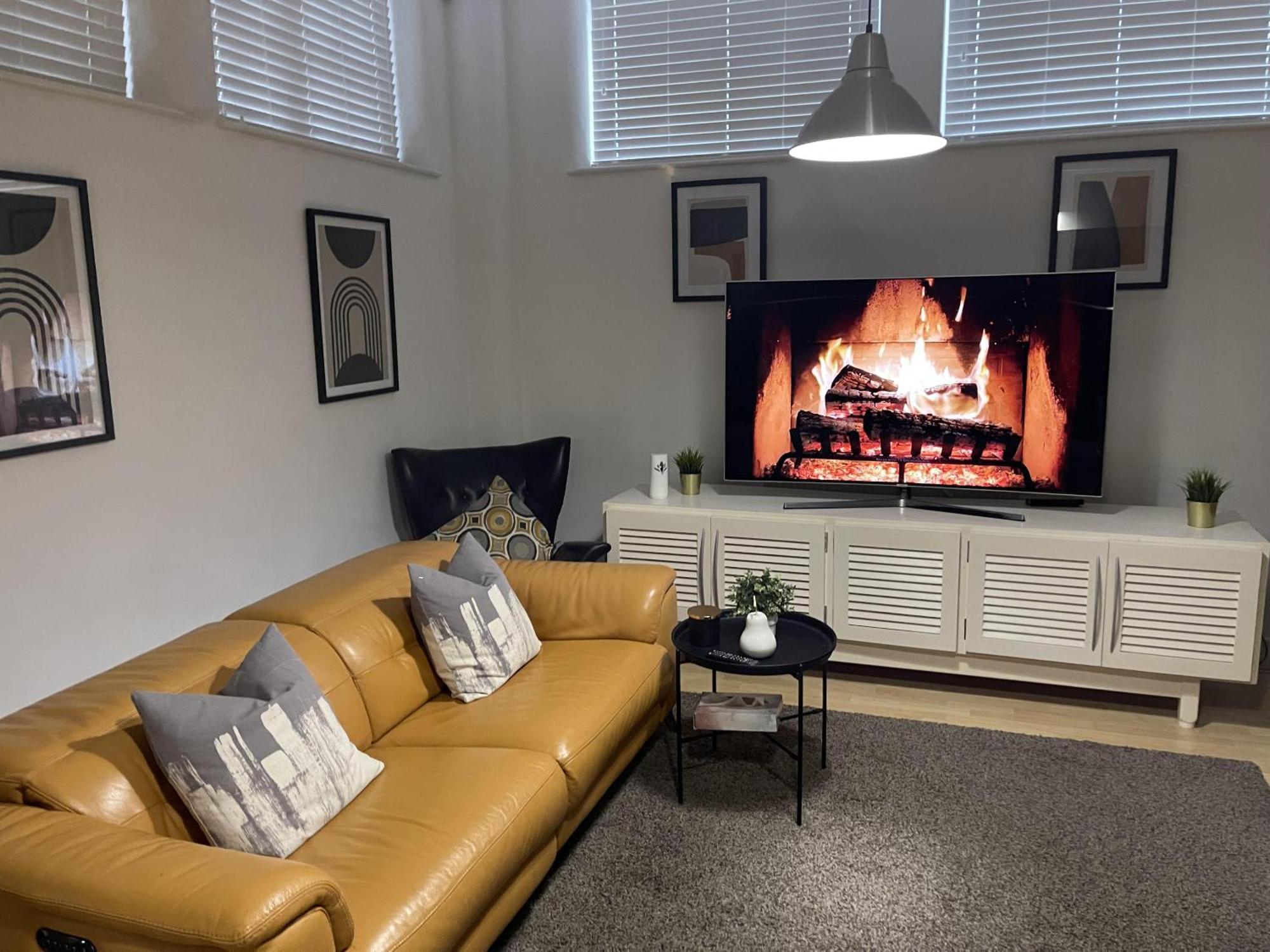 Immaculate 2-bed In Apartment *
