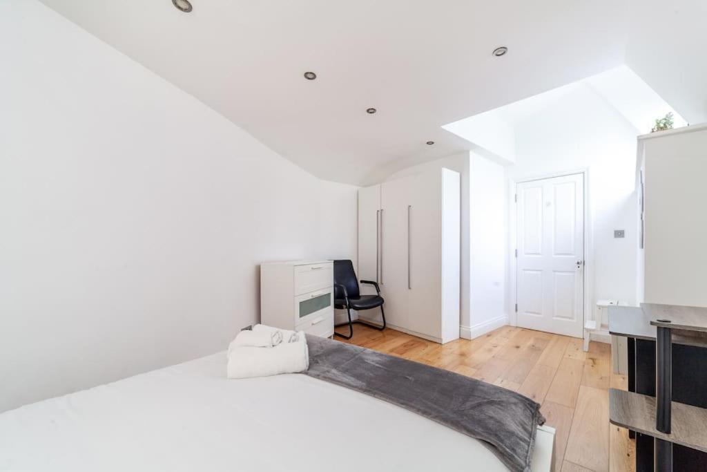 Spacious Retreat 2-bed In Popular Camden Town * London