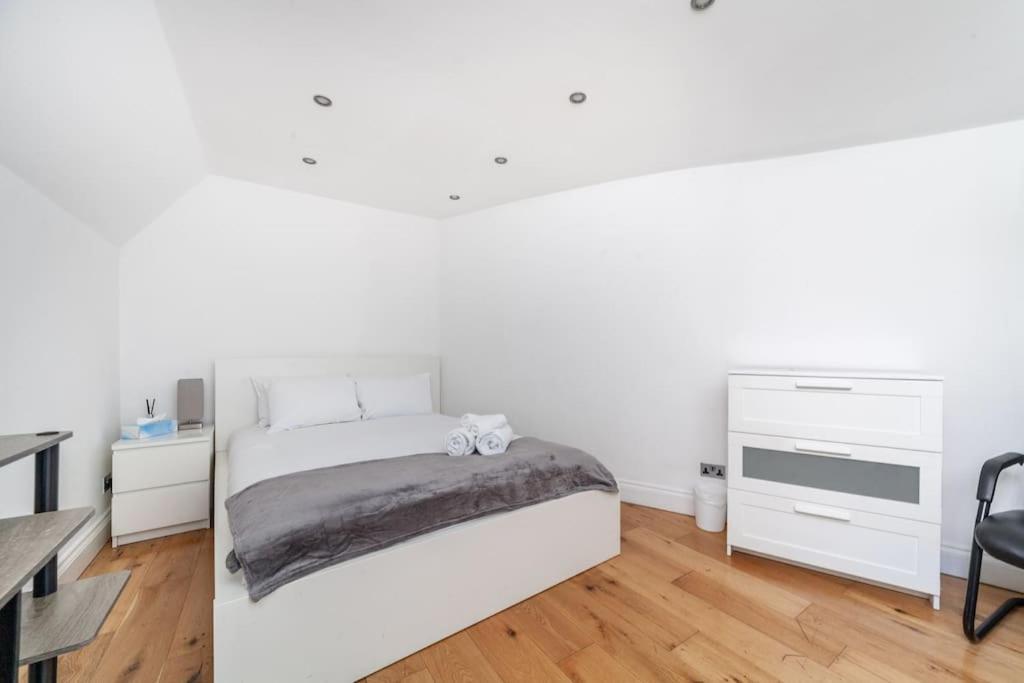 Spacious Retreat 2-bed In Popular Camden Town * London