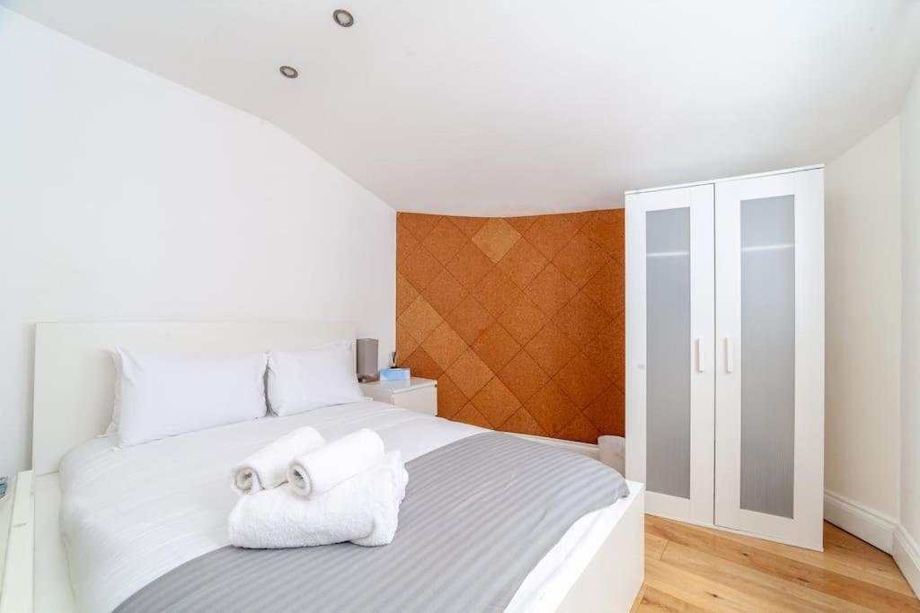 Spacious Retreat 2-bed In Popular Camden Town Leilighet London
