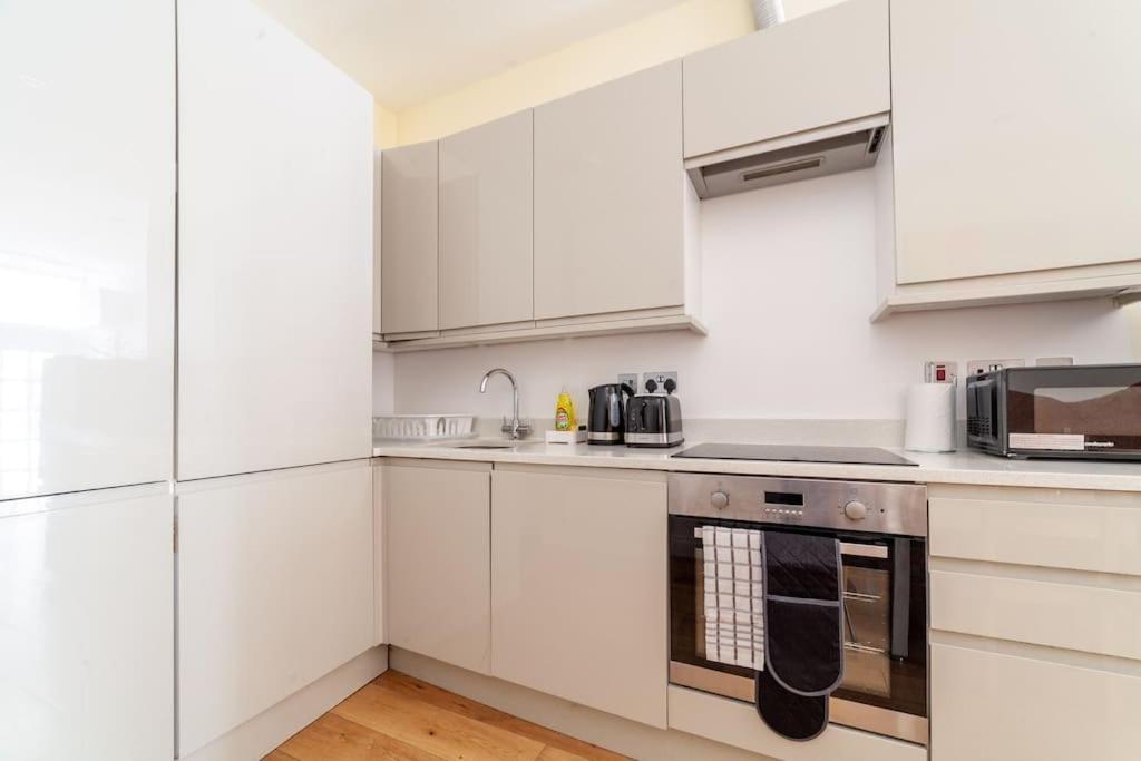 Spacious Retreat 2-bed In Popular Camden Town Leilighet