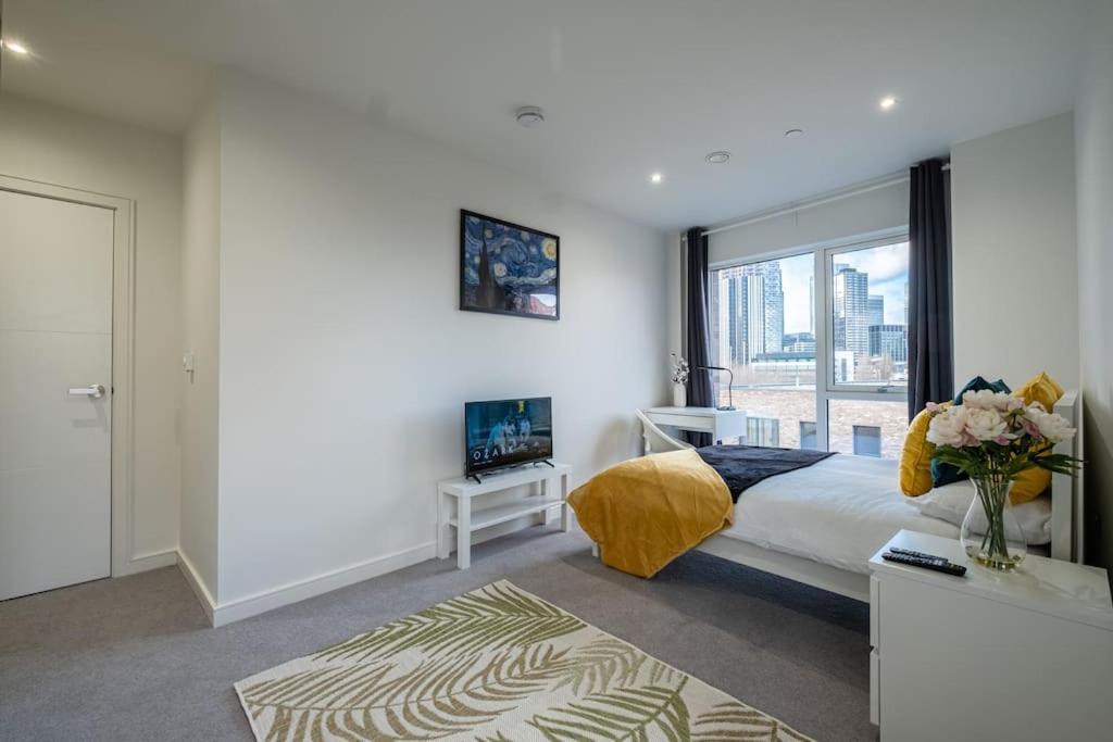 Luxury Penthouse In Canary Wharf - 3 Bedroom / 2 Bathroom Apartment