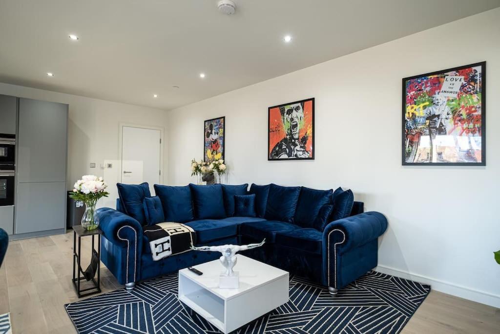 Luxury Penthouse In Canary Wharf - 3 Bedroom / 2 Bathroom Apartment