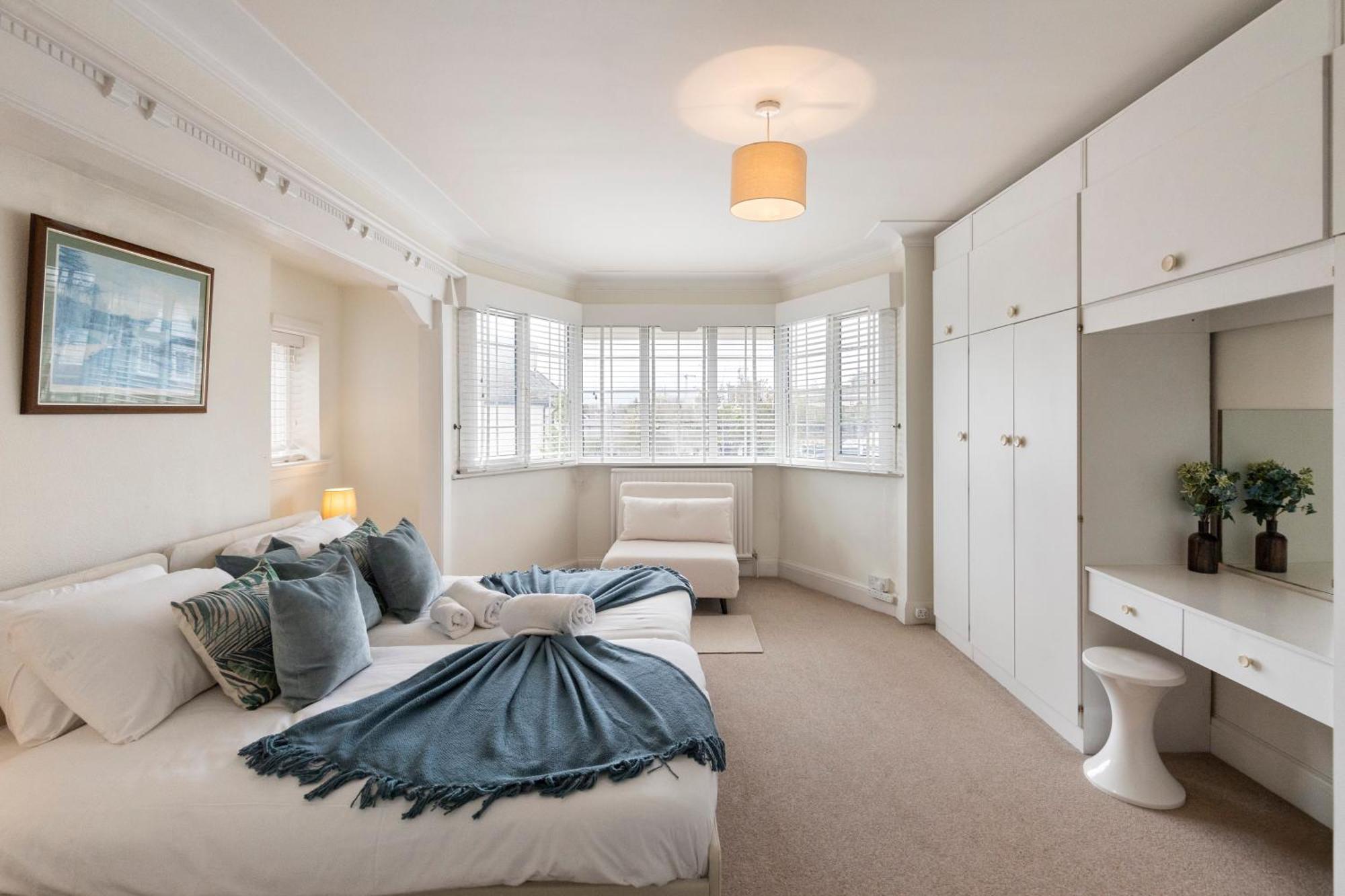 Holiday home 13-bed Gem, Opposite Tube Station Less Than 1 Min Walk
