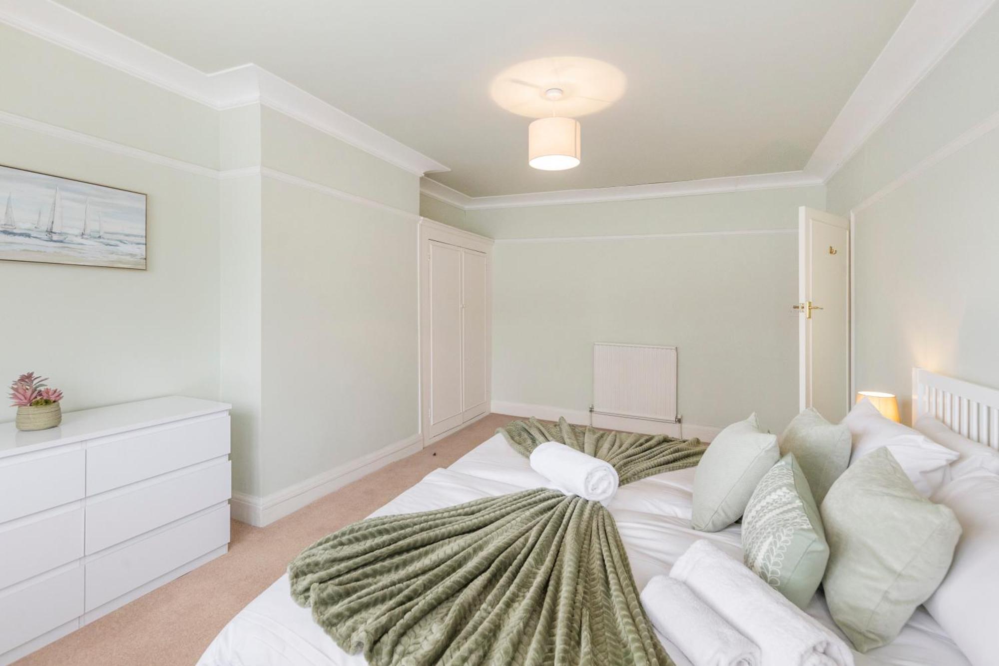 13-bed Gem, Opposite Tube Station Less Than 1 Min Walk * London