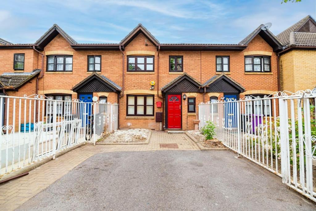 Gjestgiverier Immaculate Refurbished House London
