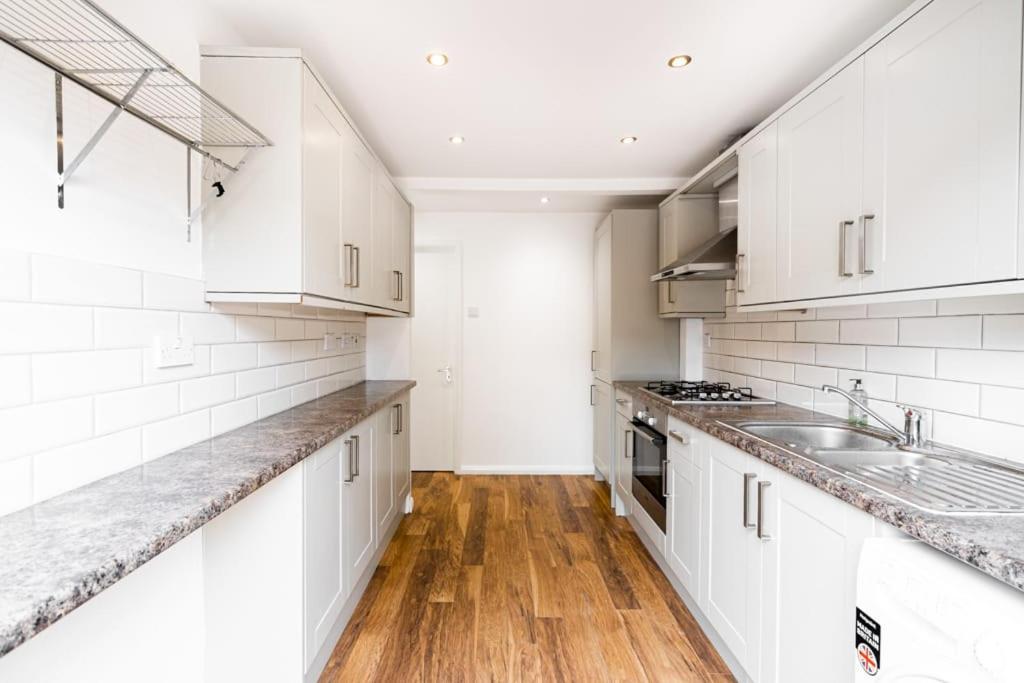 Immaculate Refurbished House Gjestgiverier London