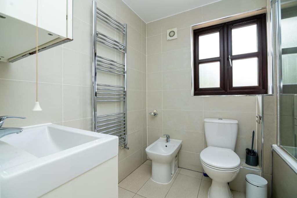 Modern House Just Refurbished Gjestgiverier London