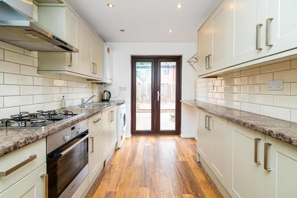 Gjestgiverier Modern House Just Refurbished London