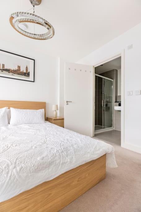 Stylish & Comfortable Top-floor Flat In Harrow * London
