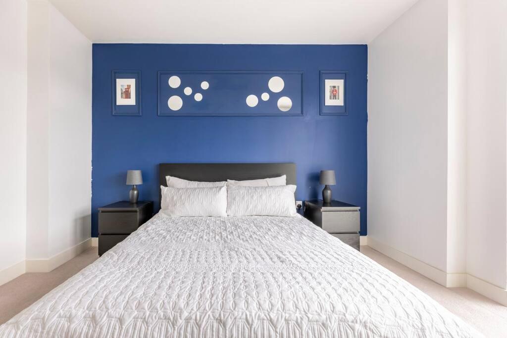 Stylish & Comfortable Top-floor Flat In Harrow Apartment