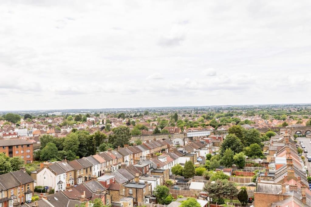 Stylish & Comfortable Top-floor Flat In Harrow *