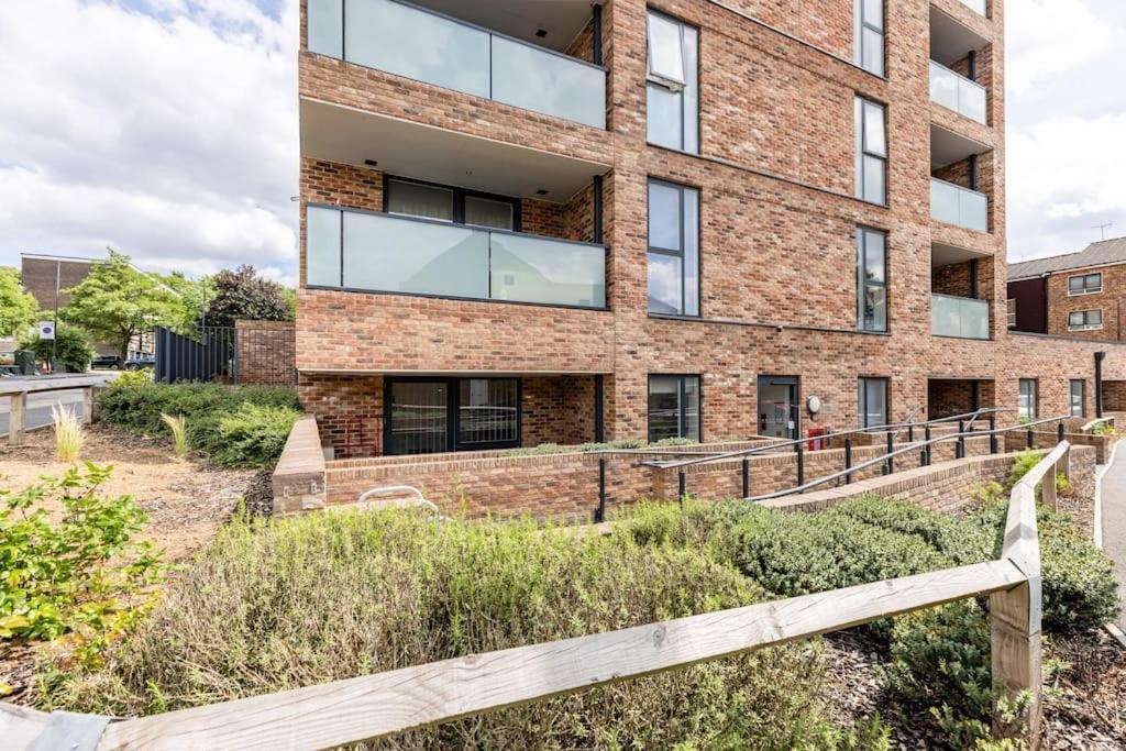 Stylish & Comfortable Top-floor Flat In Harrow Apartment *