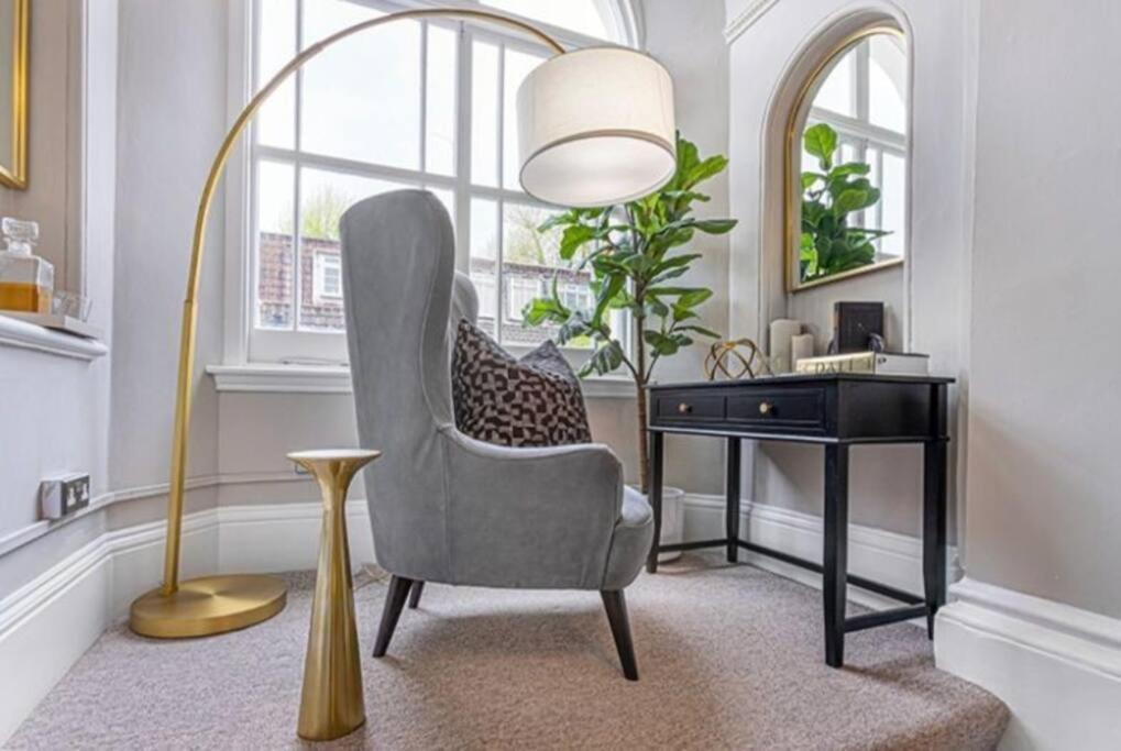 Stunning Hyde Park Home, Ground Floor Maisonette, Duplex, Near Tube Metro Stations Londen