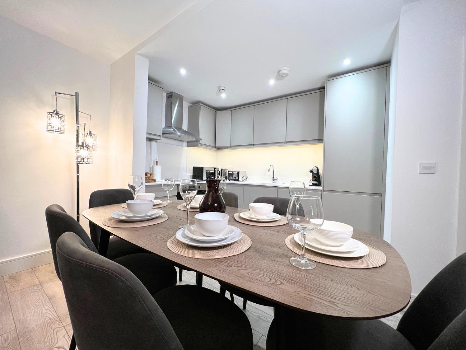 C1, Luxury 2 Bedroom Flat In Wembley Londres