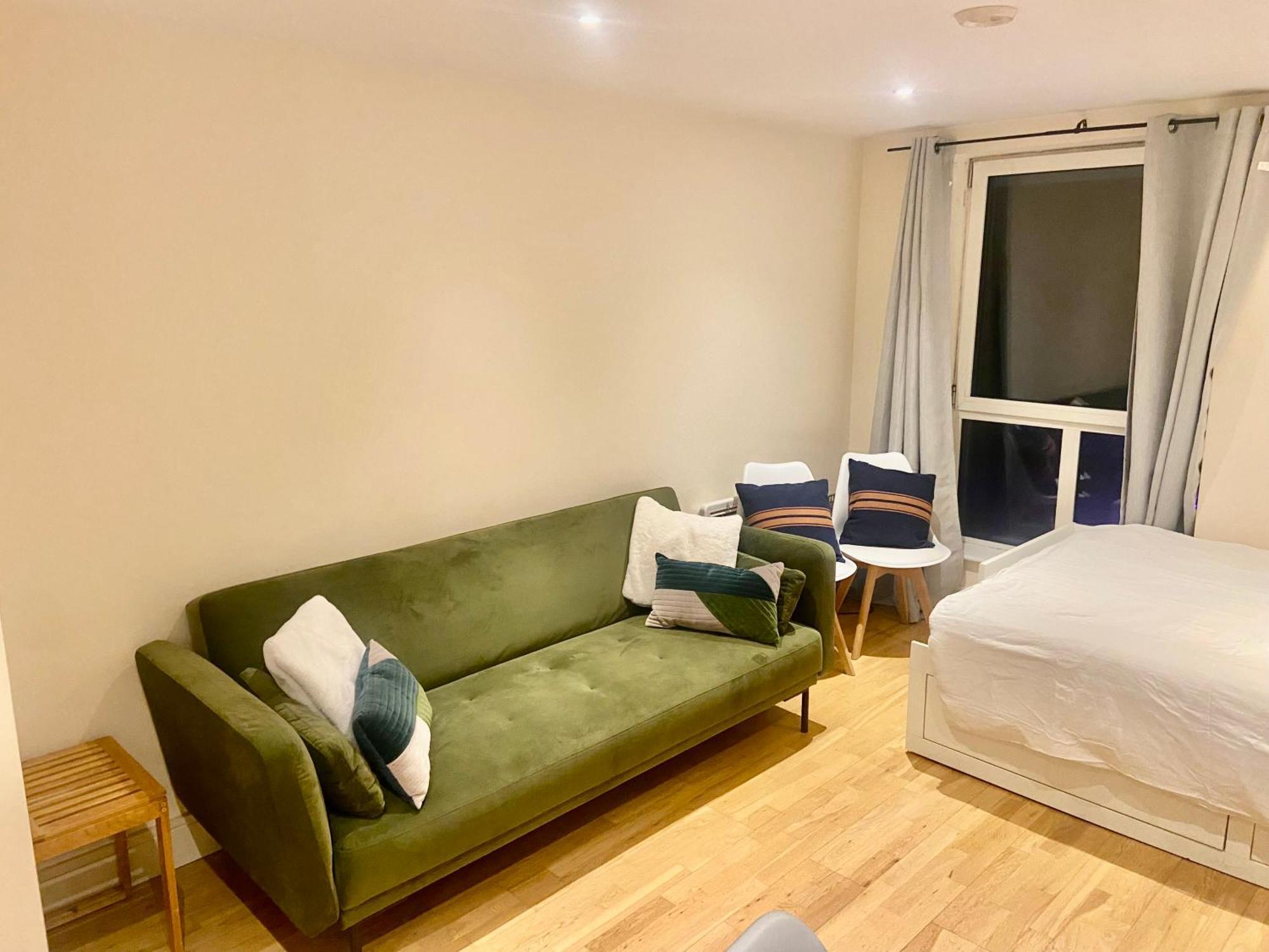 Modern 1 Bedroom Moments From Shoreditch Apartment *