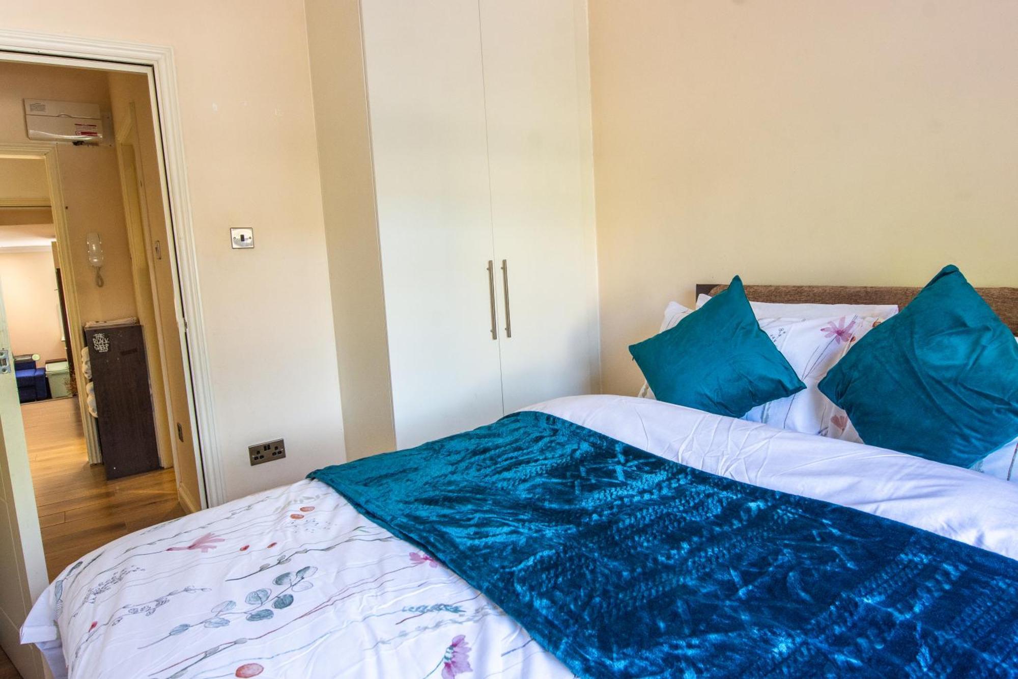 Evergreen Apartments, Flat 3, * London