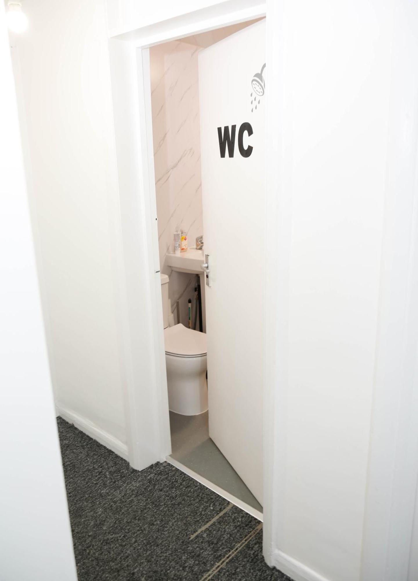 Stylish 1-minute Walk To Camden Town Metro, Shops, Cafes, Bars & Restaurants With Shared Bathrooms Privat overnatting