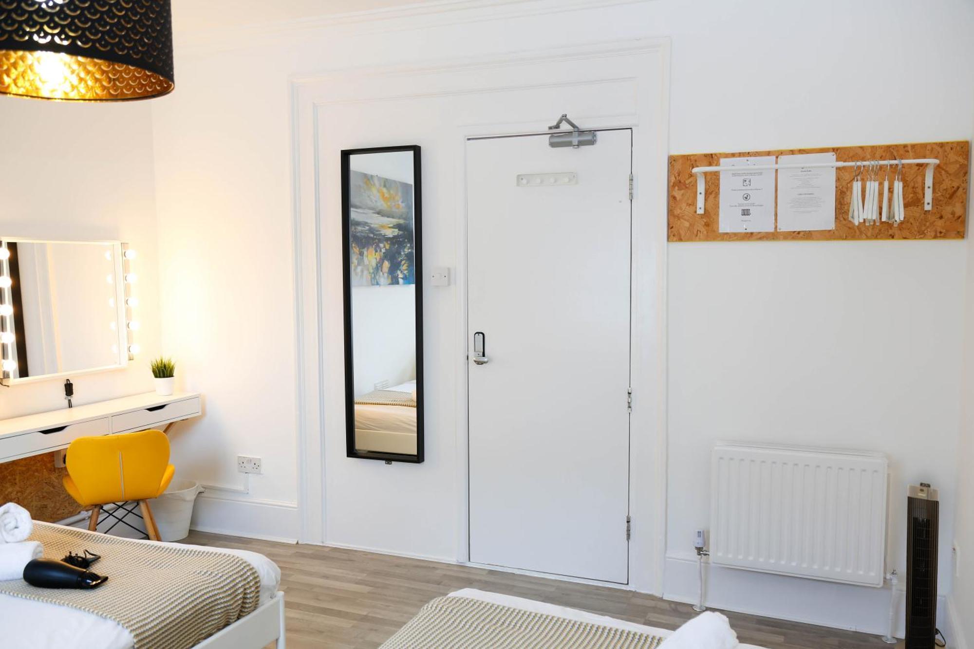 Privat overnatting Stylish 1-minute Walk To Camden Town Metro, Shops, Cafes, Bars & Restaurants With Shared Bathrooms *