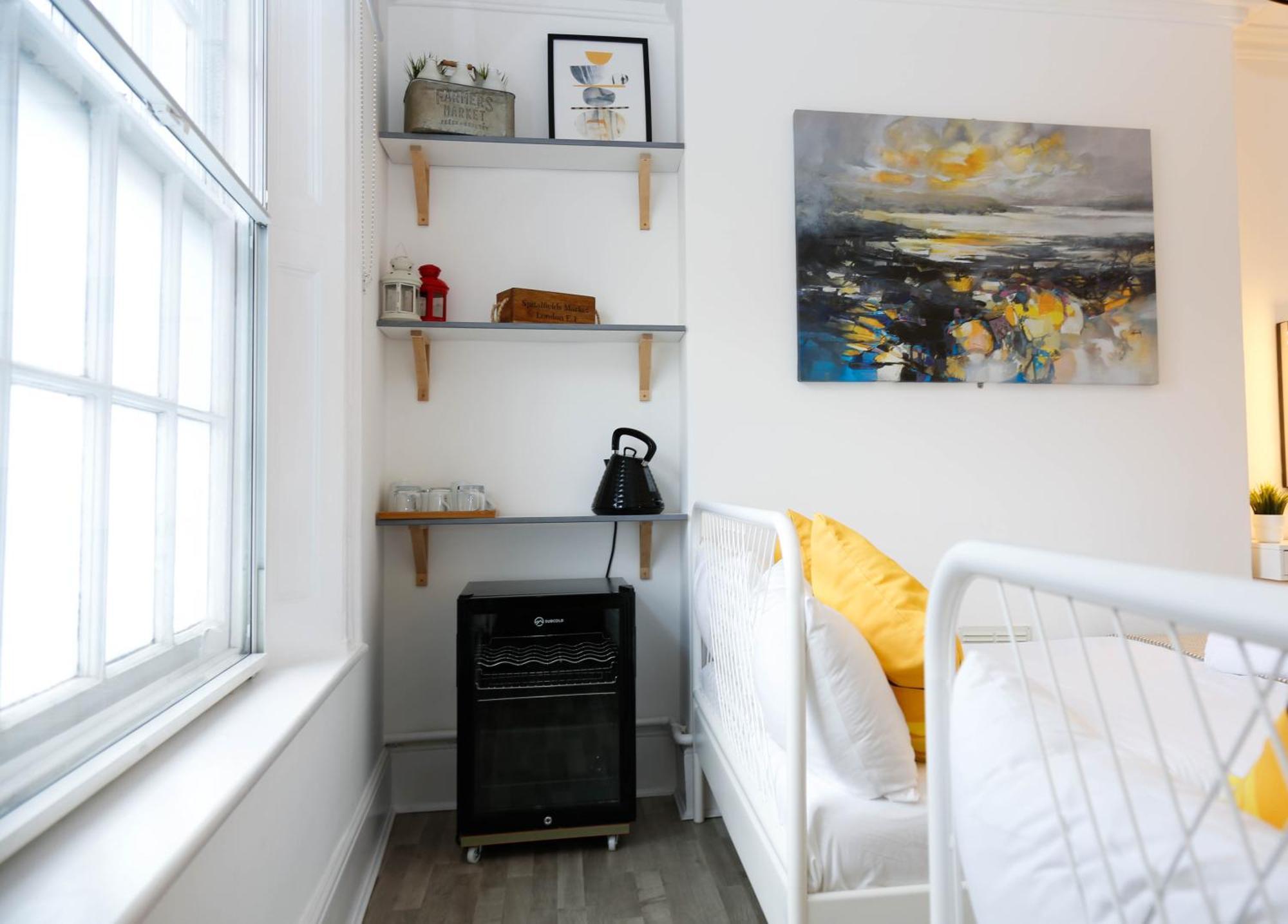 Stylish 1-minute Walk To Camden Town Metro, Shops, Cafes, Bars & Restaurants With Shared Bathrooms Privat overnatting